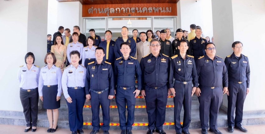 Director-General of the Customs Department welcomed the Prime Minister and Minister of Finance at Nakhon Phanom Customs House