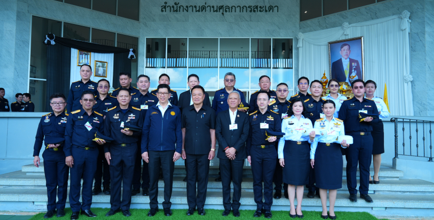 อธิบดีกรมศุลกากร ให้การต้อนรับนายกรัฐมนตรีและรัฐมนตรีว่าการกระทรวงมหาดไทยในพิธีเปิดถนนเชื่อมต่อด่านศุลกากรสะเดาแห่งใหม่กับด่านบูกิตกายูฮิตัม
