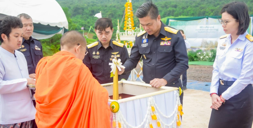รองฯ ดิเรก เป็นประธานในพิธีวางศิลาฤกษ์ โครงการก่อสร้างอาคารสำนักงานด่านศุลกากรภูดู่